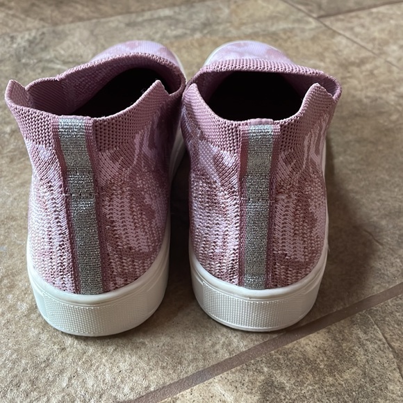 + nwot + WONDER NATION Pink Camo Sneakers - Picture 4 of 7